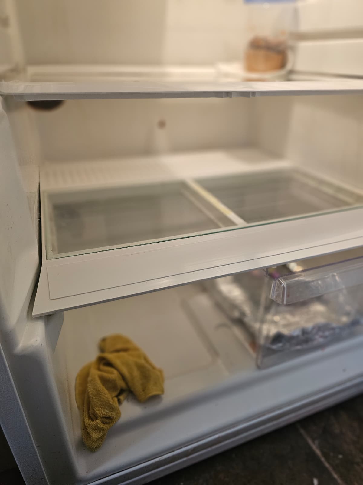 Refrigerador vacío y limpio